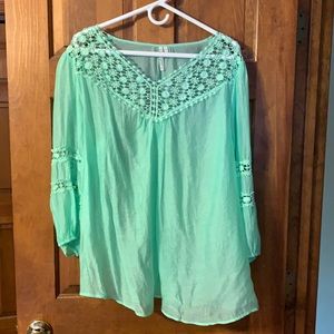 Grand and Green very pretty top with lace